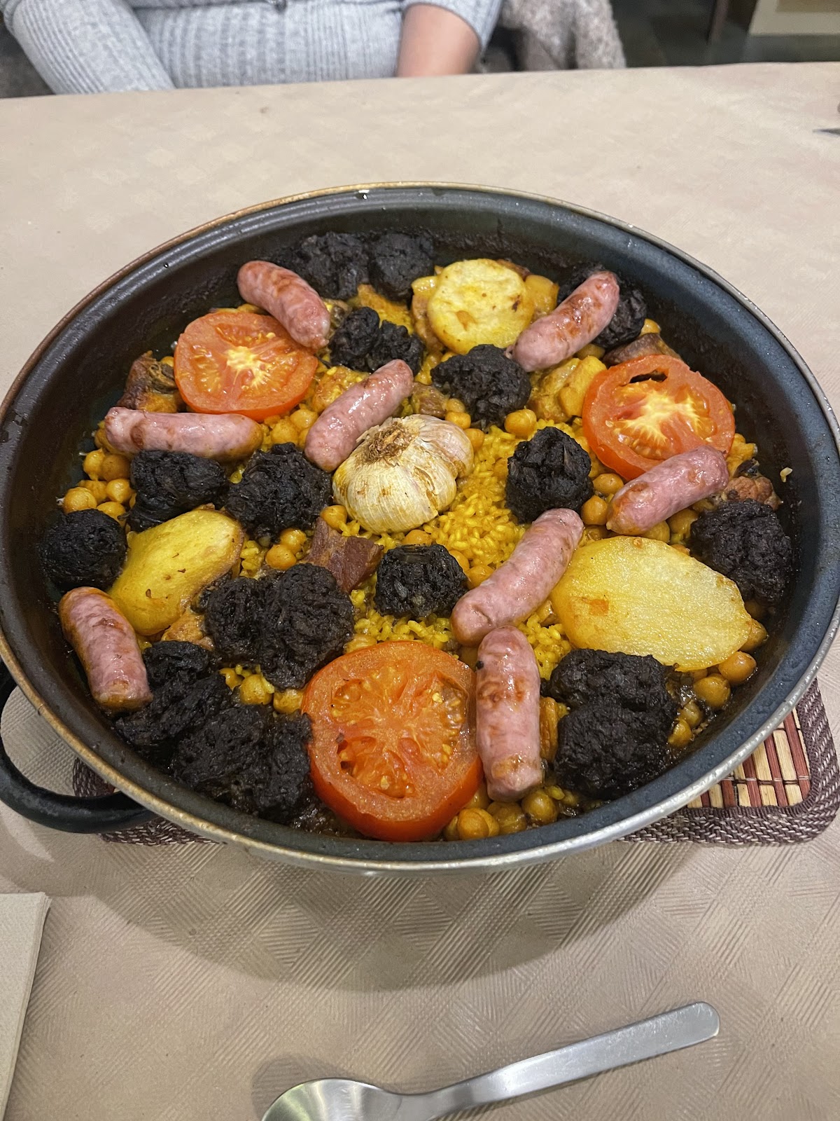 Paella valenciana recién hecha sobre fuego de leña